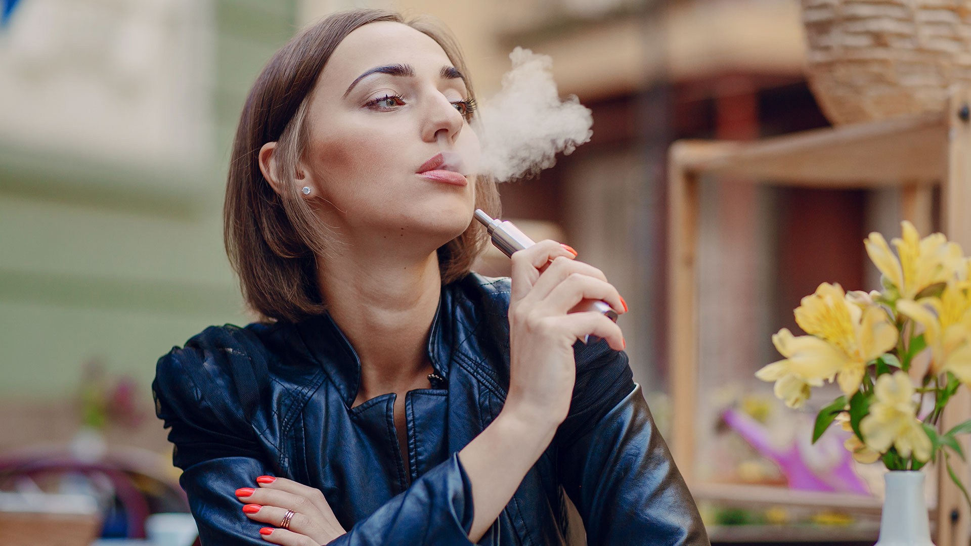 Mujer joven vapeando