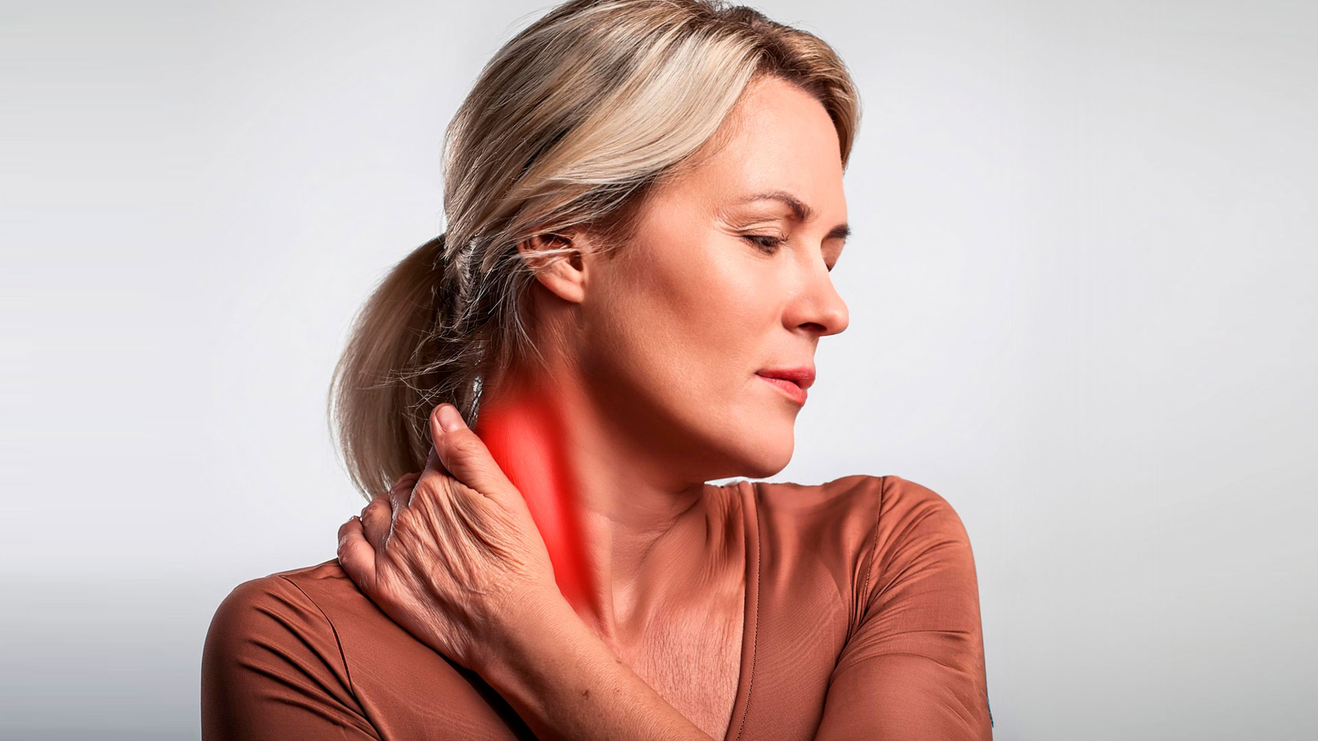 Mujer con dolor de cuello