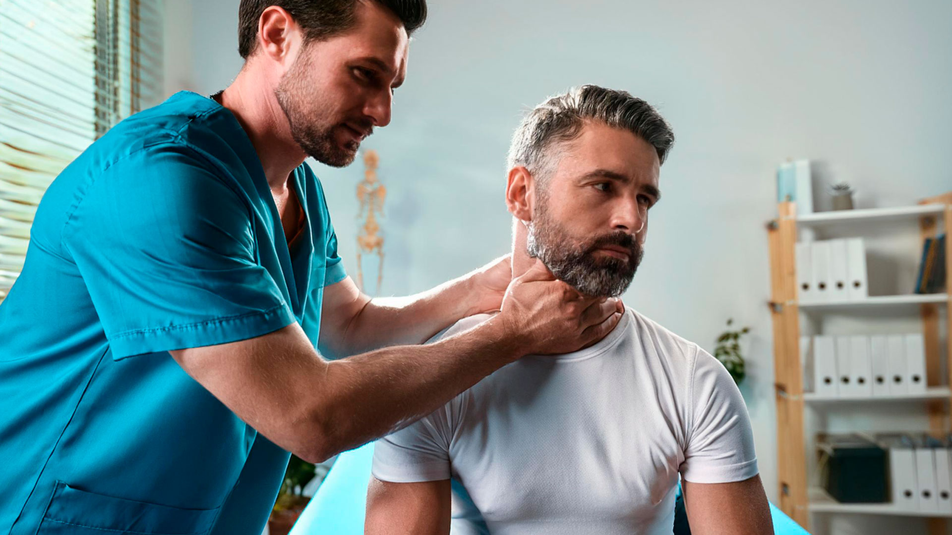 Fisioterapeututa con Paciente con Dolor Cervical