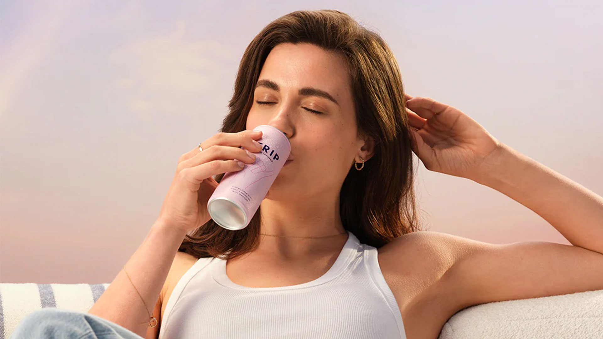 Mujer que está tomando una bebida con CBD de UK
